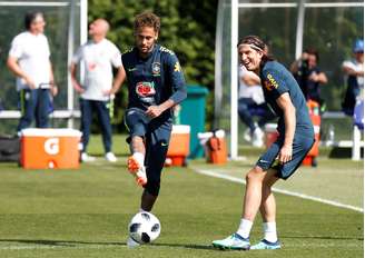 Neymar e Filipe Luis em treino da Seleção Brasileira hoje no CT do Tottenham 