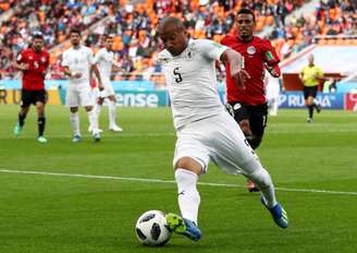 Uruguaio Nanez conduz bola seguido de perto pelo adversário Trezeguet