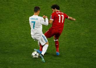 Cristiano Ronaldo e Salah disputam bola durante final da Liga dos Campeões entre Real Madrid e Liverpool 26/05/2018 REUTERS/Phil Noble