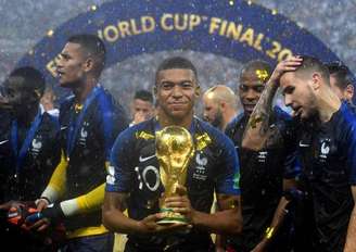 Kylian Mbappé com a taça da Copa do Mundo de 2018, vencida pela França
