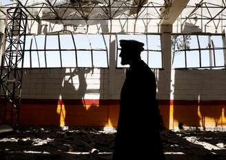 Afegão observa destruição em sua garagem provocada por ataque suicida em Cabul
31/05/2019
REUTERS/Omar Sobhani