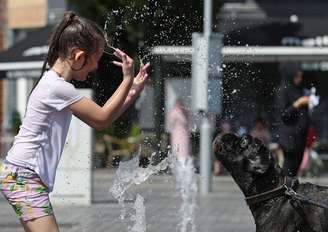Menina brinca com cachorro em fonte em dia quente em Bruxelas, na Bélgica
24/05/2019
REUTERS/Yves Herman 