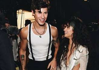 Os cantores Shawn Mendes e Camila Cabello.