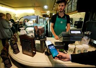 Usuário paga conta com serviço Apple Pay em café em Moscou
REUTERS/Maxim Zmeyev