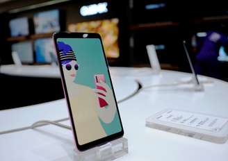 Smartphone à venda em loja da Samsung em La Paz, Bolívia 
13/05/2019
REUTERS/David Mercado