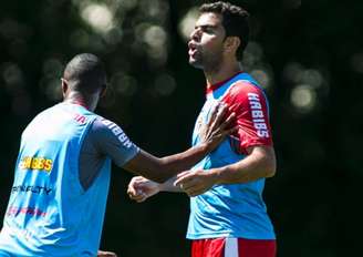 Maicon durante treino do São Paulo (Foto: Daniel Vorley)