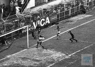Pelé marcou oito gols em uma partida, em 1964 (Foto: Antonio Lucio/Acervo Pessoal)