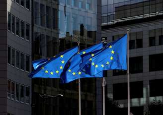 Bandeiras da União Europeia em frente à sede da Comissão Europeia em Bruxelas, Bélgica. 21/08/2020. REUTERS/Yves Herman. 
