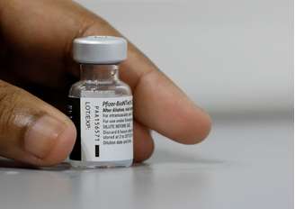 Profissional de saúde segura frasco de vacina da Pfizer contra Covid-19 em Cingapura
08/03/2021 REUTERS/Edgar Su