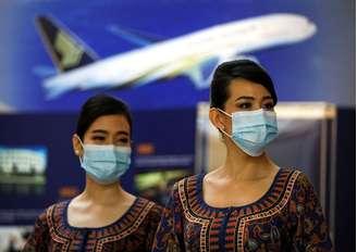 Comissárias de bordo usam máscaras em aeroporto durante pandemia da Covid-19. 21/11/2020. REUTERS/Edgar Su