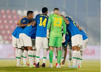 Jogadores da seleção brasileira conversam antes de partida contra o Paraguai pelas eliminatórias para a Copa do Mundo
08/06/2021 REUTERS/Cesar Olmedo
