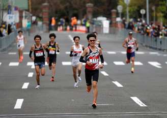 Atletas cruzam a linha de chegada diante de pequenos grupos de espectadores durante meia maratona de Hokkaido-Sapporo, evento-teste para a maratona olímpica da Tóquio 2020
05/05/2021 REUTERS/Issei Kato