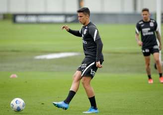 Gustavo Mantuan tem cuidado redobrado em sua volta aos gramados (Foto: Rodrigo Coca/Ag. Corinthians)