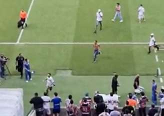 Invasão de alguns torcedores do Santa Cruz ao gramado da Arena Pernambuco (Reprodução/Twitter)