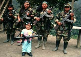 Rebeldes das Farc posam com menina não identificada no sul da Colômbia
25/10/2008
REUTERS/Polícia Nacional