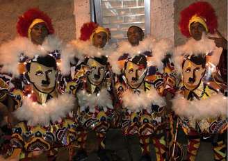 Grupo de bate-bolas se fantasia de Hitler durante carnaval no Rio de Janeiro