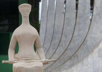 Estátua cega, o símbolo da Justiça.