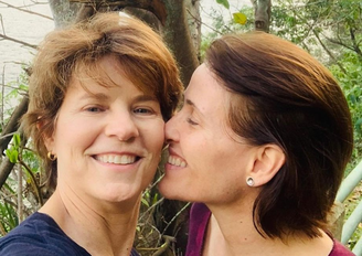 Atriz comemora aniversário da namorada com declaração romântica 