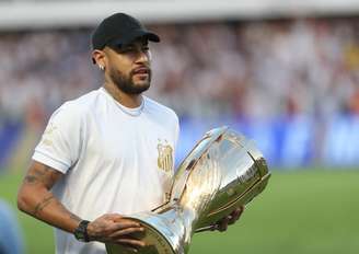 Neymar entrou em campo com a taça que será entregue ao campeão do Paulistão