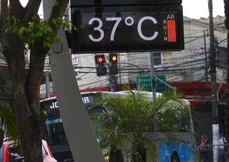 Termômetros marcando 37°C graus na região de Santo Amaro, zona sul de São Paulo, nesta terça-feira, 10 de setembro de 2024.