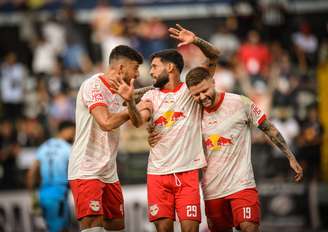 Juninho Capixaba, Lucas Cunha e Eduardo Sasha, jogadores do Red Bull Bragantino. 