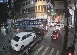 Incêndio atinge prédio residencial na Lapa, no Rio de Janeiro.