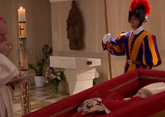 Rosto do papa Francisco no caixão tem marca de AVC, expressão serena e sorriso, aponta jornal