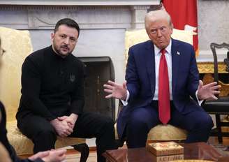 Volodymyr Zelensky (à esq.) e Donald Trump (à dir.) se encontram no Salão Oval da Casa Branca