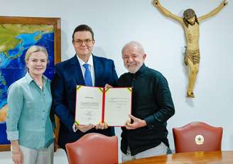 Lula ao lado de Wolney Queiroz e Gleisi Hoffmann