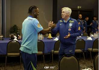 Vinícius Júnior e Carlo Ancelotti se encontram na concentração da Seleção