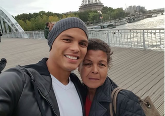 Thiago Silva e a mãe, Angela Maria da Silva, que morreu no dia 14 de março; o atleta se emocionou ao ser homenageado pela marca de mil jogos na carreira