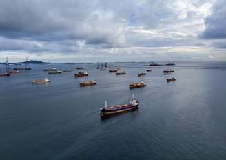 Navios presos no Estreito de Ormuz