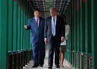 Presidente dos EUA, Donald Trump, participa de uma caminhada da amizade pelo Jardim Zhongnanhai com o presidente chinês Xi Jinping em Pequim, China, em 15 de maio de 2026
REUTERS/Evan Vucci
