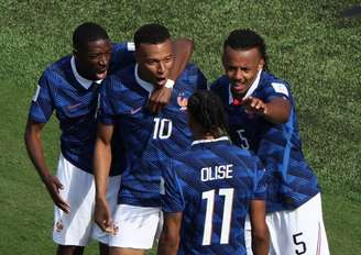 Mbappé comemora com Olise e companheiros um de seus gols pela França na vitória sobre Senegal