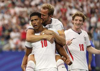 Jude Bellingham, camisa 10 da Inglaterra, comemora com Harry Kane, camisa 9, após marcar o terceiro gol da equipe durante a partida do Grupo L da Copa do Mundo da FIFA 2026 entre Inglaterra e Croácia, no Estádio de Dallas, em 17 de junho de 2026, em Arlington, Texas. (Foto de Francois Nel/Getty Images)