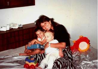 Foto antiga mostra Maristela, Nathalia e Zaldo