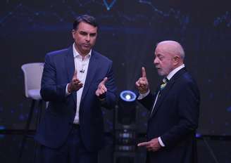 Flávio Bolsonaro (PL) e Luiz Inácio Lula da Silva (PT) durante o primeiro debate entre os candidatos à Presidência no segundo turno