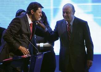Os candidatos à prefeitura de São Paulo Fernando Haddad (PT) e José Serra (PSDB) cumprimentam-se em debate no dia 18 de outubro.