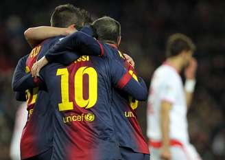 Jogadores do Barcelona comemoram gol em vitória sobre o Sevilla; gol de Lionel Messi deu a vitória aos catalães