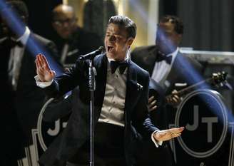 Justin Timberlake canta Suit & Tie na premiação dos Grammy, em Los Angeles. 10/02/2013