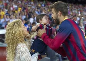 Shakira levou o filho Milan para assistir o pai, o jogador Gerard Piqué, em campo. No sábado (14), o Barcelona bateu o Sevilla por 3 a 2
