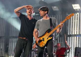 <p>Damon Albarn e Alex James durante show do Blur em Glastonbury, em 2009</p>