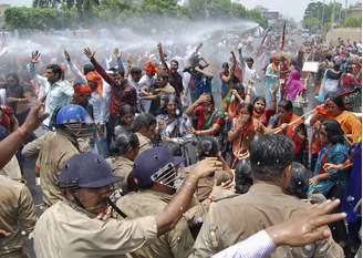 <p>Manifestantes entraram em confronto com a polícia ao tentar forçar passagem para o escritório do ministro-chefe do estado indiano de Uttar Pradesh, durante um protesto contra o estupro de duas adolescentes, em Lucknow, em 2 de junho </p>