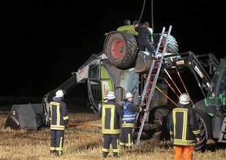 Bombeiros no local em que uma escavadeira mecânica tombou e matou uma pessoa e deixou cinco feridos em Isselburg, na Alemanha