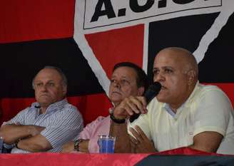 Maurício Sampaio discursa ao lado de Jovair Arantes e Valdivino de Oliveira