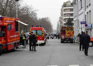 <p>Policiais investigam tiroteio na sede da revista francesa Charlie Hebdo, em Paris, na França, em 7 de janeiro</p>