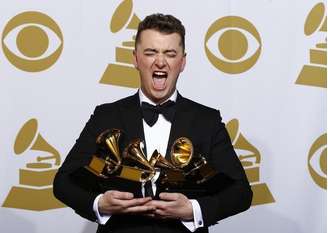 Sam Smith posa com os quatro prêmios Grammy recebidos em Los Angeles. 08/02/2015