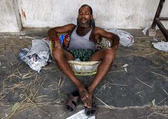 Indiano dorme em feira durante dia de altas temperaturas no país: mais de mil pessoas morreram pelo calor