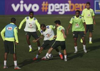 Os 19 jogadores foram divididos em três equipes, sendo que um ficou como "coringa", de colete verde