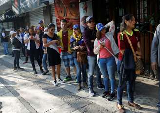 Venezuelanos encaram fila para votar no plebiscito informal sobre o governo de Maduro